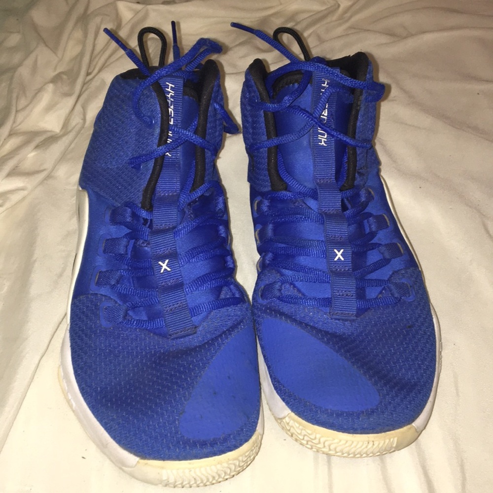 Basketball shoes